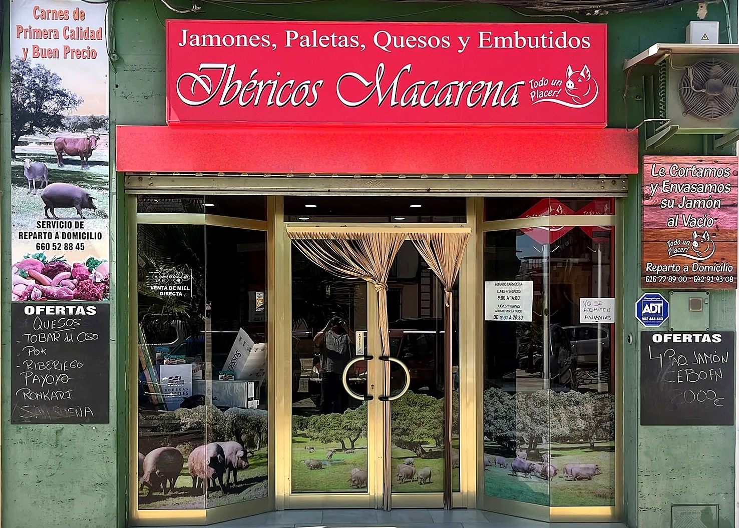Fachada de Ibéricos Macarena en la Avenida de la Constitución, Bollullos Par del Condado
